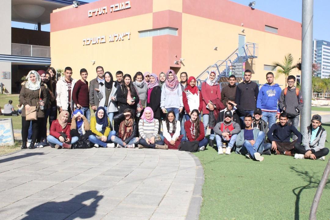 جولة الى متحف “حوار في العتمة” ضمن مشروع القيادة الشابة